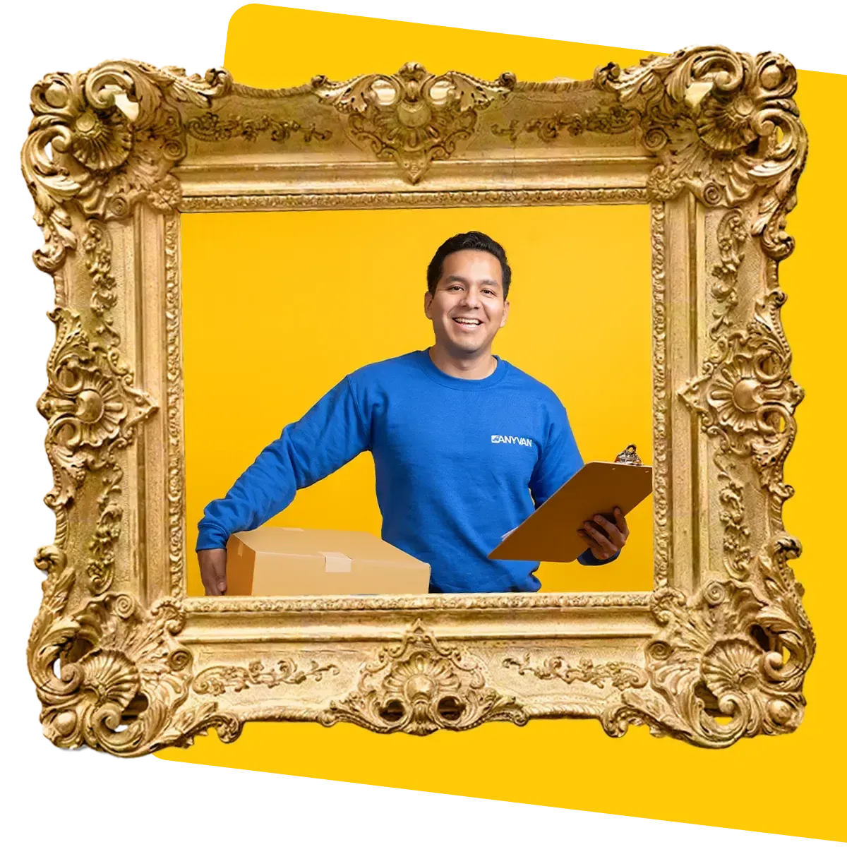 Un déménageur professionnel AnyVan transporte un carton avec professionnalisme et enthousiasme.